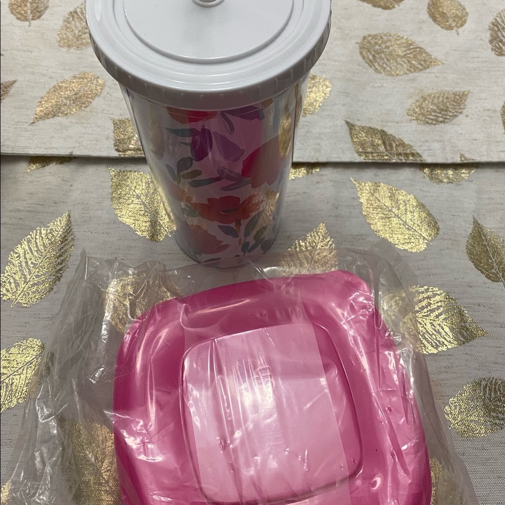 Water tumbler and sandwich 🥪 Tupperware. New
